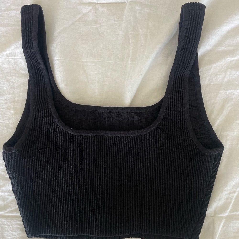 Aritzia | Babaton Ribbed Scoop Crop Tank Tops - Black & Cream (2 pk) - Picture 5 of 9